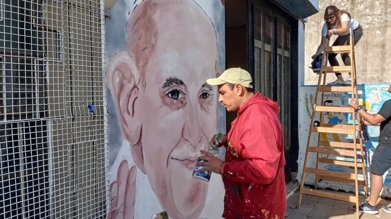 Un mural para el Papa Francisco: memoria viva en el corazón del barrio 12 de Octubre