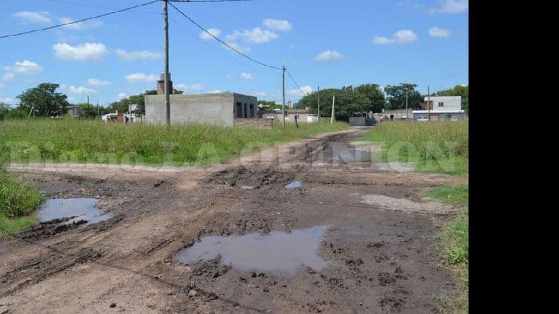 Vecinos molestos por el barrial y los pastizales en Costa Rica y Alberdi