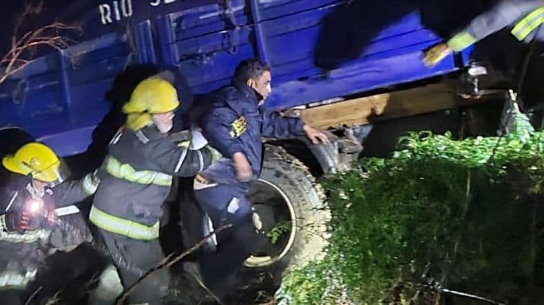 Camión casi cae al cauce del Arroyo por culpa de seguir las indicaciones del GPS