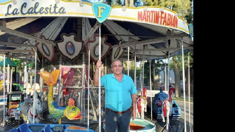 El señor de la calesita y una vida dedicada a recrear lo mejor de la infancia