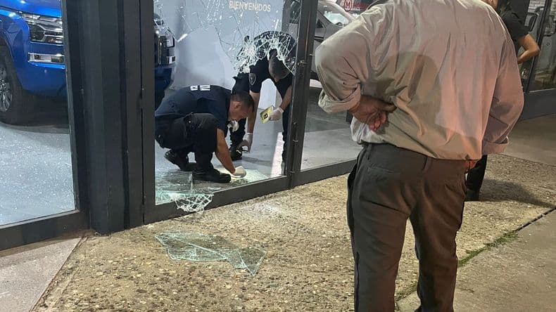 Robo en un local de venta de pick ups: rompieron un vidrio y escaparon en moto con un televisor