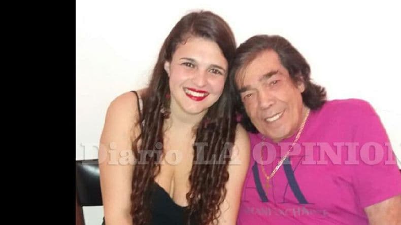 Rocío Pérez pertenece al elenco de cantantes del teatro bar "Café la humedad"