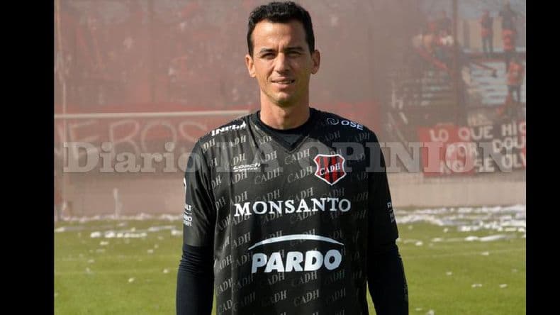 Douglas iría con un cambio a Paraná: Barucco regresaría a la titularidad
