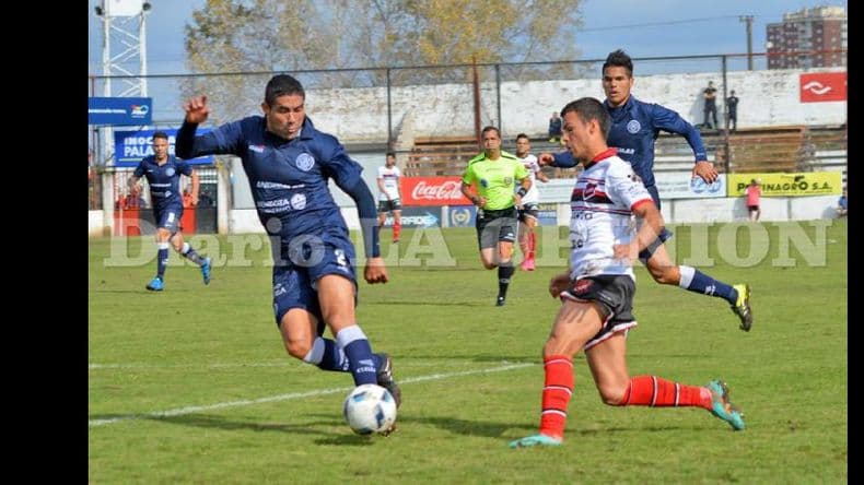 Douglas recuperó la sonrisa al golear a un débil Independiente Rivadavia