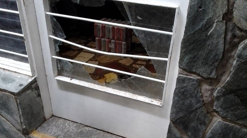 Rompieron el vidrio con una piedra y con un gancho robaron productos de un local de avenida Paraguay