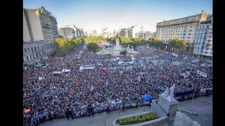 Día de la Mujer: ruidazo, paro y marchas por la igualdad de derechos