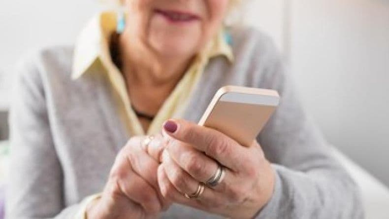 Los adultos mayores podrán aprender a manejar celulares