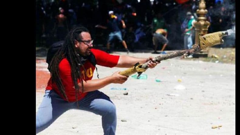 Ofrecen una recompensa para dar con el paradero del militante del mortero