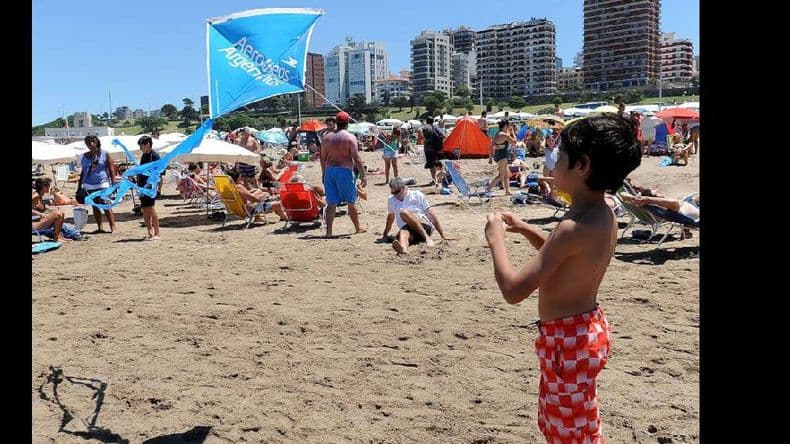 Con 30º de temperatura las playas de Mar del Plata se colmaron de turistas
