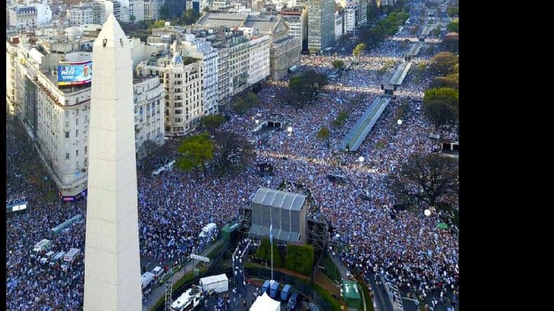 Macri reunió una multitud en el Obelisco y dijo que el domingo se define el futuro