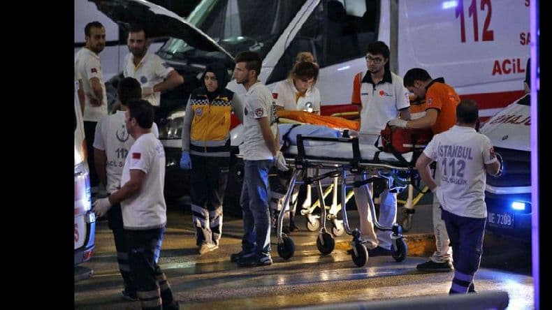 Al menos 36 muertos en un atentado suicida en el aeropuerto de Estambul