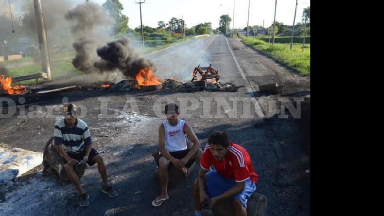 Con cortes de ruta y de puentes los inundados siguen reclamando