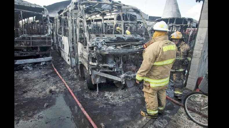 En un voraz incendio se quemaron 14 colectivos