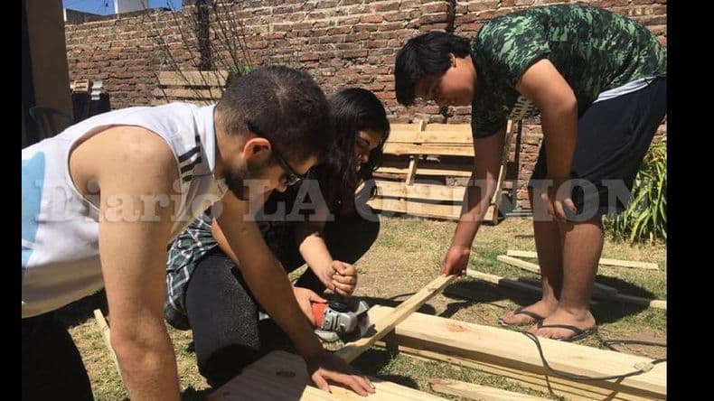 El Voluntariado Juvenil hace bancos de madera para los comedores