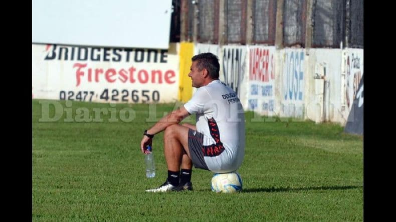 Sergio Arias tiene en mente el once de Douglas para debutar en San Nicolás