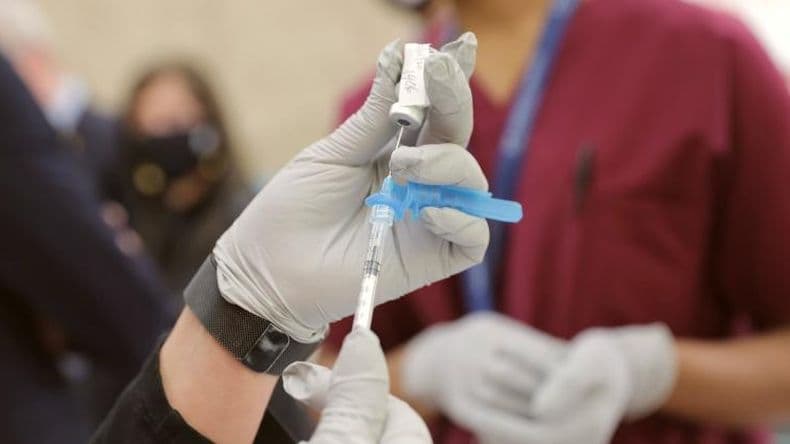 Covid-19: aumentan los casos y recomiendan aplicarse refuerzos de la vacuna
