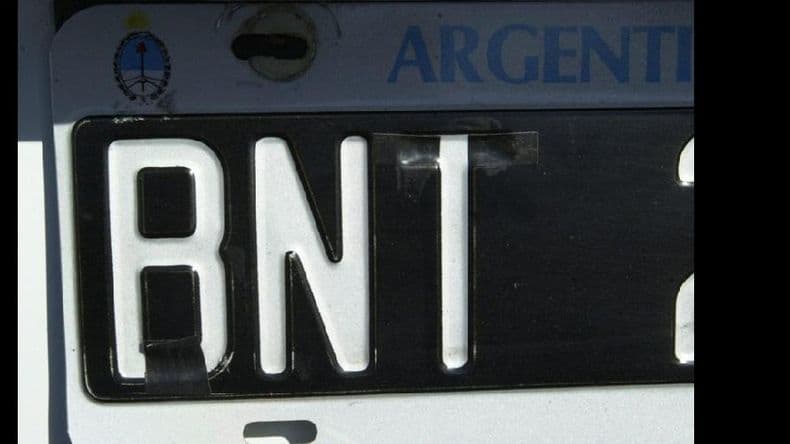 Adulterar o tapar patentes, una grave infracción de tránsito
