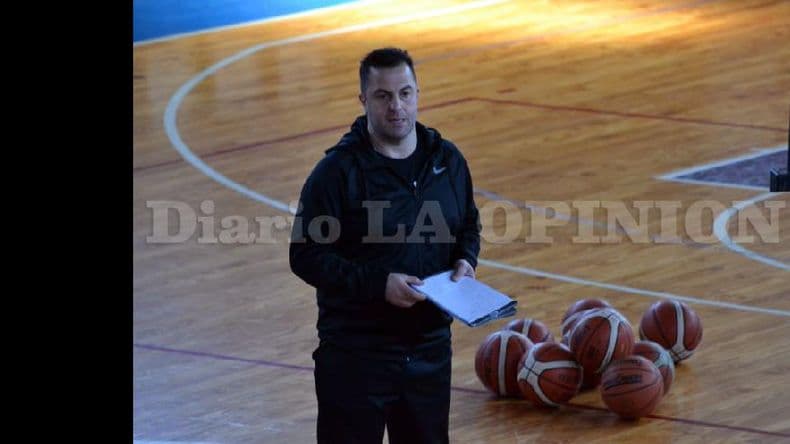 Silvio Santander brindó una jugosa clínica sobre basquetbol