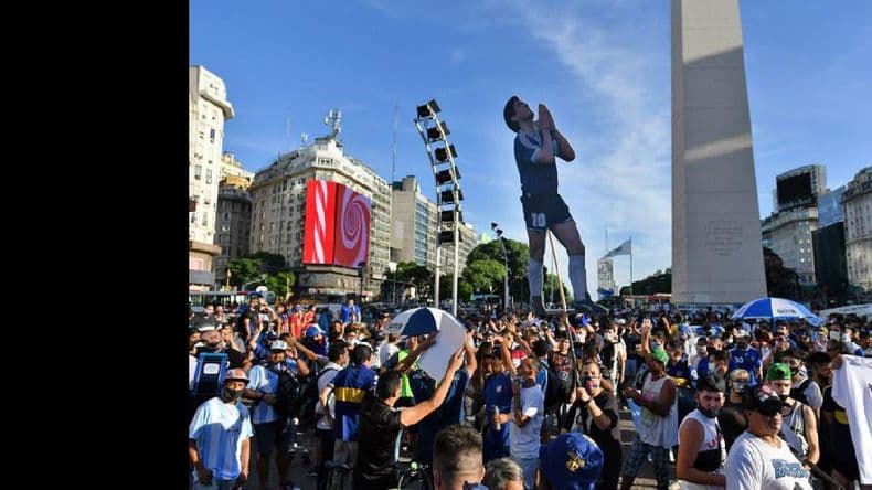 Cientos de fanáticos pidieron "justicia" por la muerte de Maradona