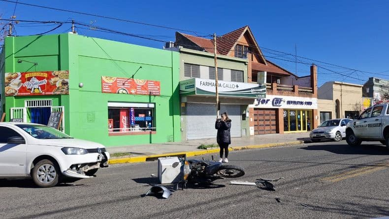 Choque: un motociclista sufrió lesiones leves tras colisionar contra un automóvil en Alsina e Italia
