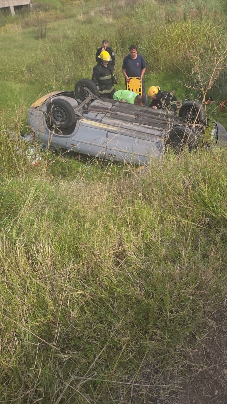 Rescataron a un adulto mayor tras permanecer horas atrapado en un auto volcado en la autopista de la ruta 8