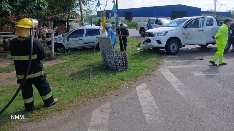 Chocaron dos vehículos y rompieron un caño de gas en la calle interna y la ruta 188 en el Segundo Cruce