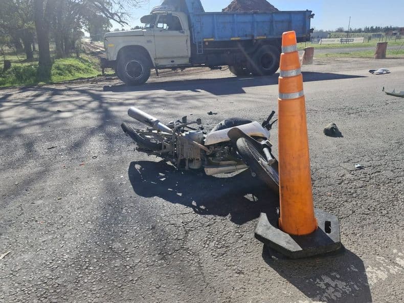 Hospitalizaron a un motociclista que chocó contra un camión en ruta 188 y calle 20
