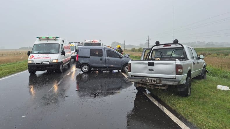 Choque en la ruta 8 frente a Alfonzo: seis heridos tras colisión entre una Ford Ranger y una Renault Kangoo