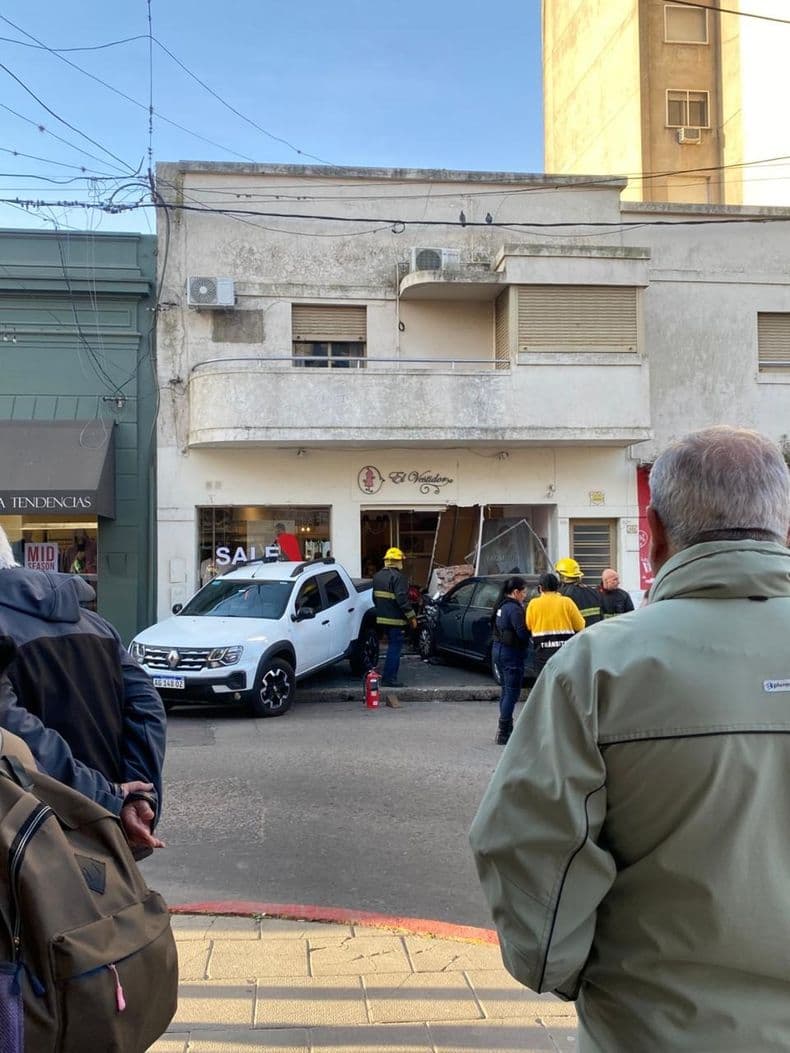 Un auto terminó adentro de un local tras chocar fuera de control a un vehículo estacionado