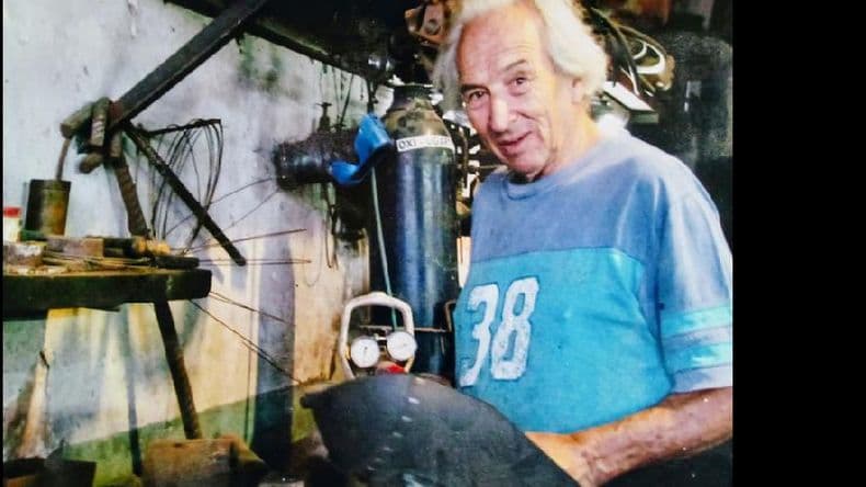 Un hombre de pueblo e histórico preparador de autos de competición