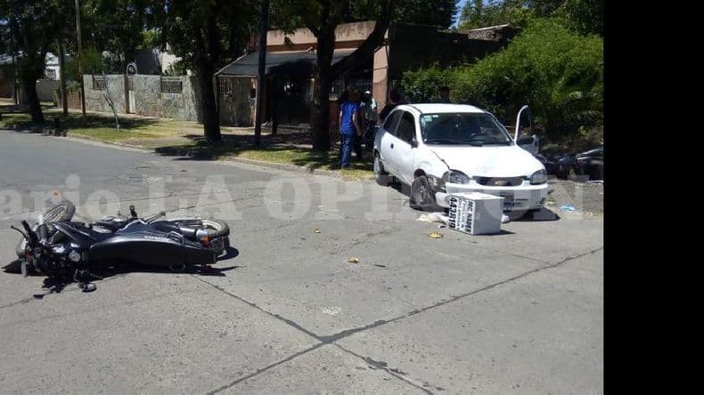Accidente entre dos motos y un auto en el puente de avenida Rocha