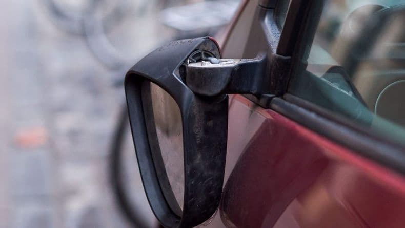 Discusión de tránsito: un sujeto le rompió el espejo retrovisor al auto de una mujer, por el estacionamiento