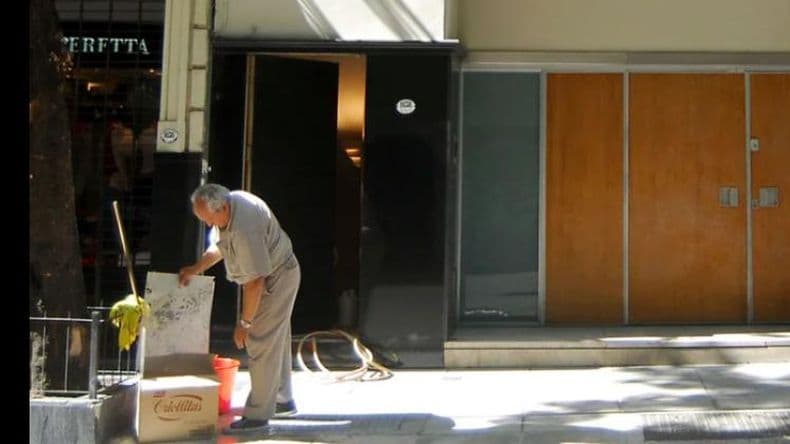 Saludemos al portero: hoy es el día de los encargados de edificios