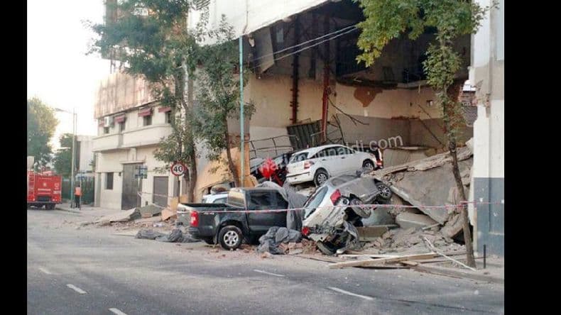 Se derrumbó el techo de una concesionaria de autos
