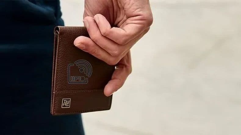 Robaron tarjetas de una camioneta estacionada e hicieron compras en comercios nocturnos de Pergamino