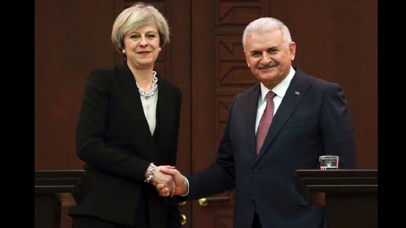 Theresa May: Turquía debe respetar los derechos humanos
