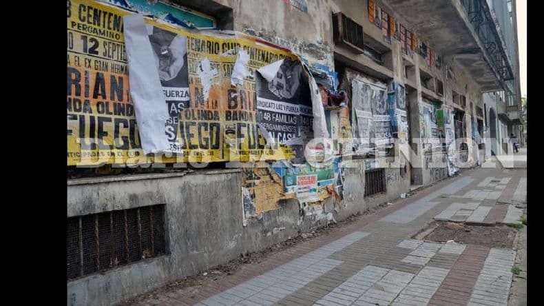 A muy pocos metros del Centro Cívico la fea imagen de un edificio abandonado
