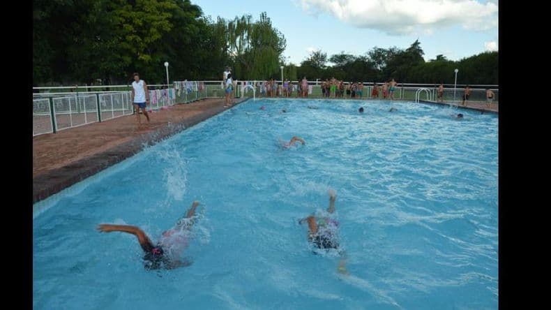 Este verano hay opciones para todos los bolsillos en los natatorios locales