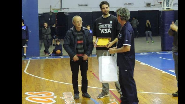 “Tomy” brindó una clínica y fue designado “Embajador del Deporte Pergaminense”