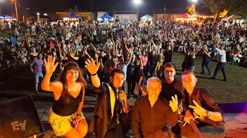Festival tradicional en la plaza Virgen de Luján de Carabelas: Una noche de música y cultura