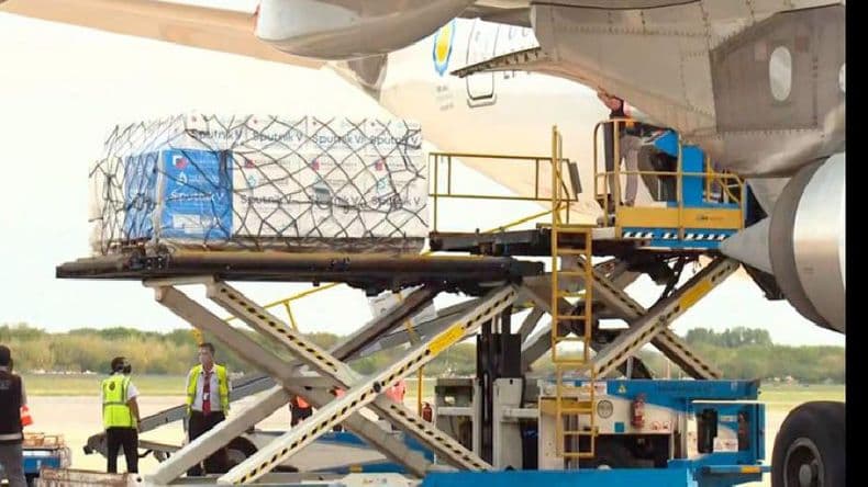 Llegó a Ezeiza el octavo vuelo de Aerolíneas Argentinas con 500 mil vacunas desde Moscú