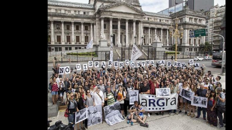 Realizaron un “camarazo” frente al Congreso en repudio a la “represión”