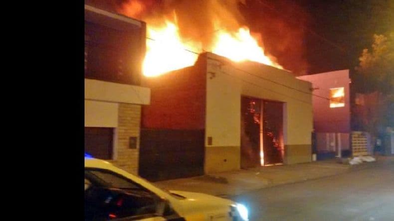 Pérdidas totales por un incendio en un depósito en el barrio Centenario