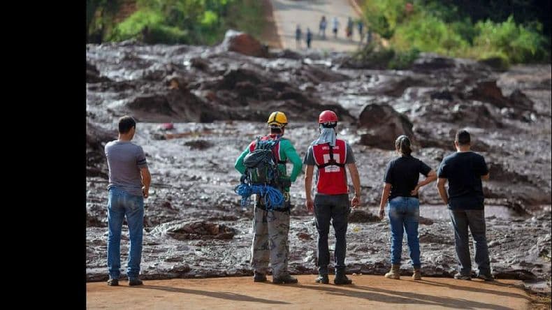 Empecinada búsqueda de sobrevivientes de la tragedia del dique minero en Brasil