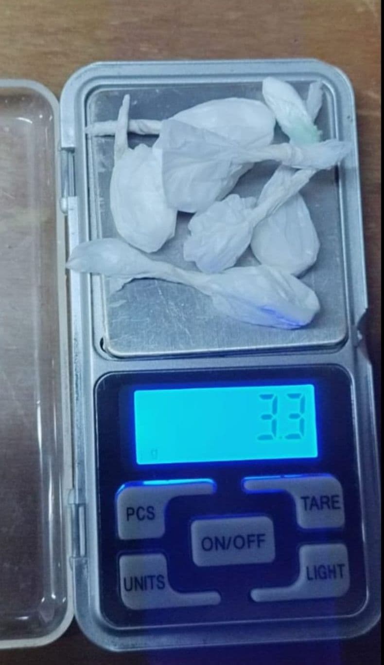 Aprehendieron a un "transa" con dosis de cocaína, dinero en efectivo y una balanza de precisión