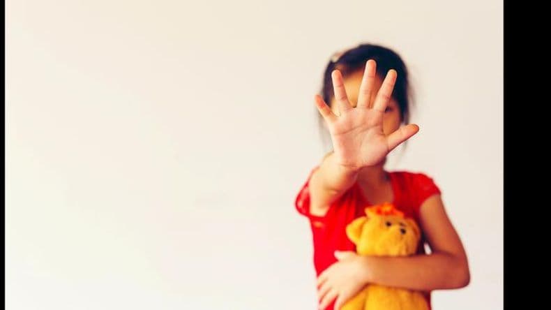 Lo acusaron de abuso sexual infantil y cuando fueron a detenerlo se tiró de un balcón y murió