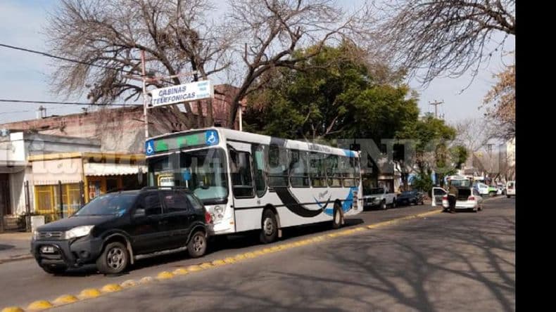 Chocaron dos vehículos y un colectivo en avenida Colón al 700