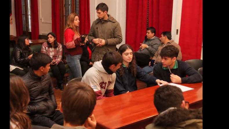 El área de Juventud estuvo en el Parlamento Estudiantil y se reunió a centros de estudiantes