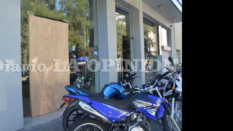 Robaron valiosos elementos de una concesionaria de motos y provocaron importantes daños