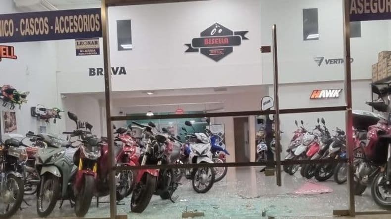 Rompieron vidriera de local donde dejaron una pintada "marcando" el robo